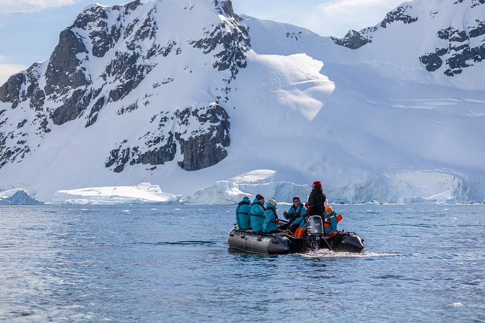 Экспедиционный круиз к Антарктическому полуострову на мега-яхте SH Vega